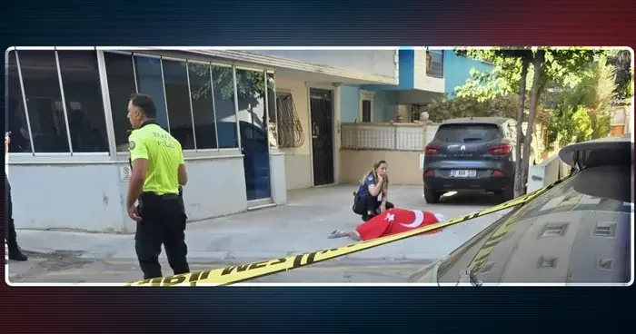 İzmir deki saldırıda yürek yakan fotoğraf karesi! Şehit polisin yanında çöküp kaldı, üzerine Türk bayrağı örtüldü