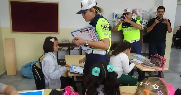Jandarma sınıf sınıf gezdi, minikleri bilgilendirdi