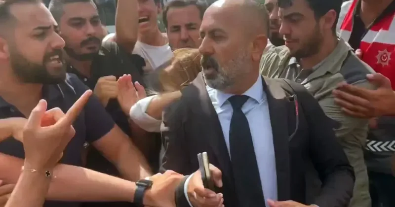 Gruptan ayrılan Gürsel Tekin in sağ kolu, öfkeli kalabalıktan dayak yedi