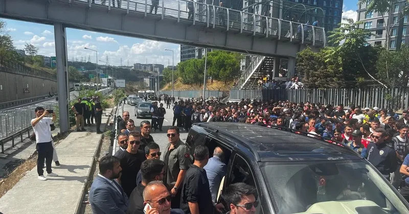 CANLI Gürsel Tekin CHP İstanbul İl Başkanlığı na geldi! Fırlatılan su şişeleri, küfürler, restleşme! .tr anbean aktarıyor