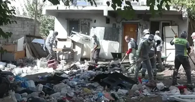 Kepez’de 8 müstakil evden tonlarca çöp çıkarıldı VİDEO İZLE