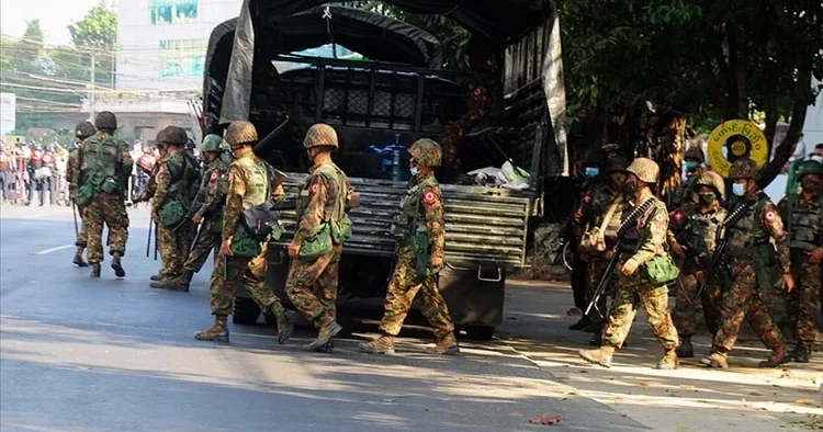 Protestoculara hava saldırısı: Paraşütle bomba atıldı