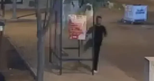 Tekmeyle otobüs durağının camını kırdı: Hiçbir şey olmamış gibi yoluna devam etti VİDEO İZLE