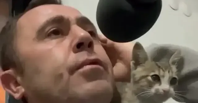 Omuzuna çıkan yavru kediyle okuduğu ezan mest etti VİDEO İZLE