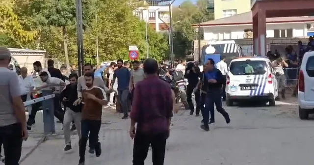 Zabıta amirliği önünde tekmeli yumruklu kavga kamerada Elazığ Haberleri