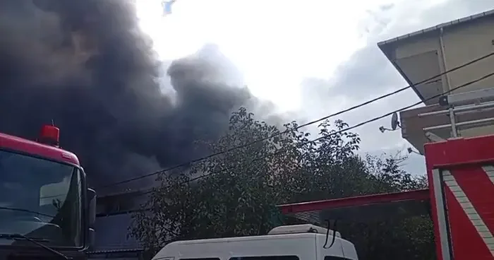 İstanbul un göbeğinde yangın paniği! Fabrikadan siyah duman yükseldi