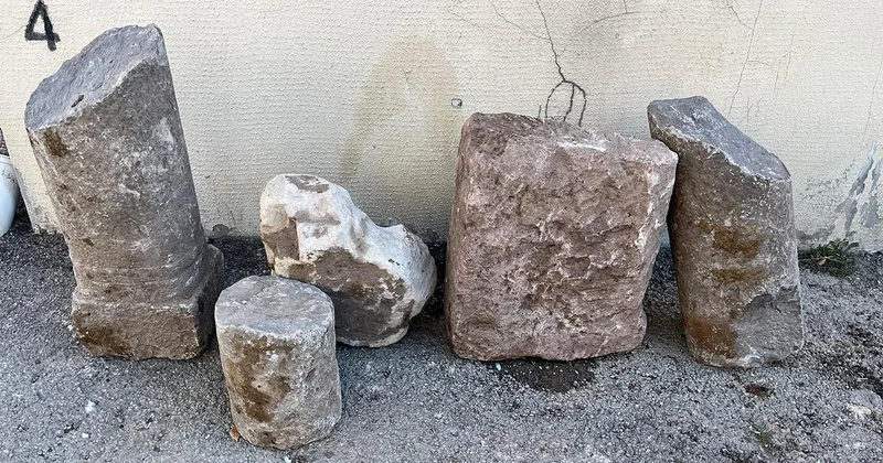 Evin bahçesinde bulunan taşlar Doğu Roma Dönemi ne ait çıktı