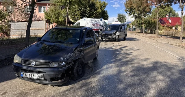 Bolu da otomobille çarpışan hafif ticari araçtaki 5 kişi yaralandı Bolu Haberleri
