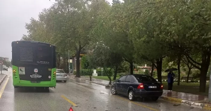 Halk otobüslerinin biri bozuldu, diğeri kaza yaptı