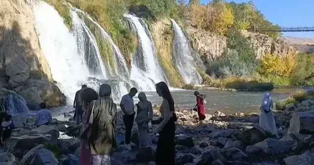 Muradiye Şelalesi ne turist akını VİDEO İZLE