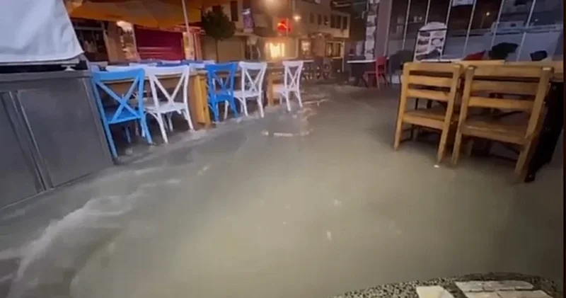 Çeşme de şiddetli yağış sele dönüştü! Sokaklar göle döndü