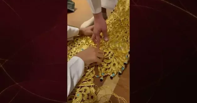 Görenler gözlerini alamadı! Dünyanın en pahalı altın elbisesi tanıtıldı