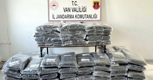 Van da durdurulan araçta 1 milyon liralık kaçak malzeme ele geçirildi Van Haberleri