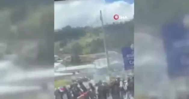 Devlet Başkanının aracına taşlı sopalı saldırı: O anlar kamerada!