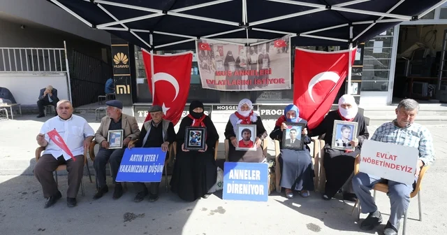 Muş ta evlatlarına kavuşmak isteyen aileler, DEM Parti önündeki eylemlerini sürdürdü Muş Haberleri
