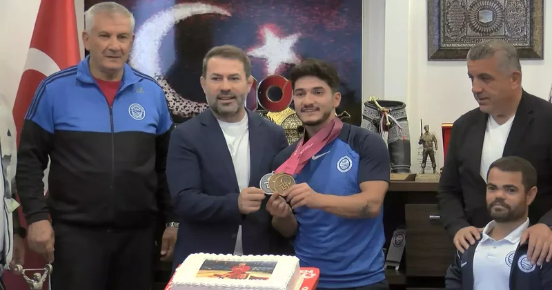 Muhammet Furkan Özbek, halterde 15 yıl sonra ilk dünya şampiyonu oldu