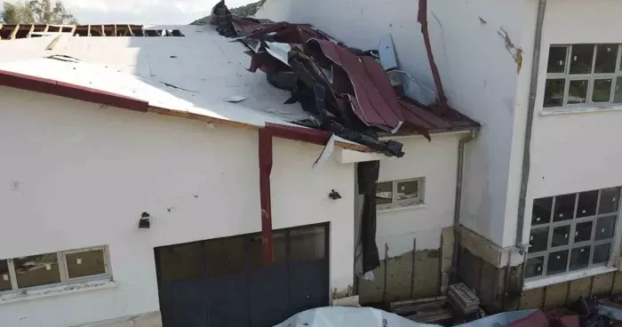 Hortum öğrenciler içerideyken okulu vurdu, çatıyı uçurdu, ağaçları devirdi!