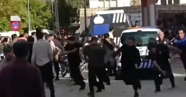 Zabıtalar ve vatandaşlar birbirine girdi: Ortalık savaş alanına döndü VİDEO İZLE