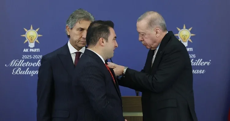 Cumhurbaşkanı Erdoğan, AK Parti ye katılan belediye başkanlarına rozet taktı