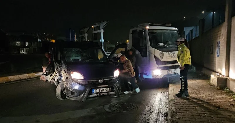 Sarıyer de tıra çarpan sürücü aracını bırakıp kaçtı
