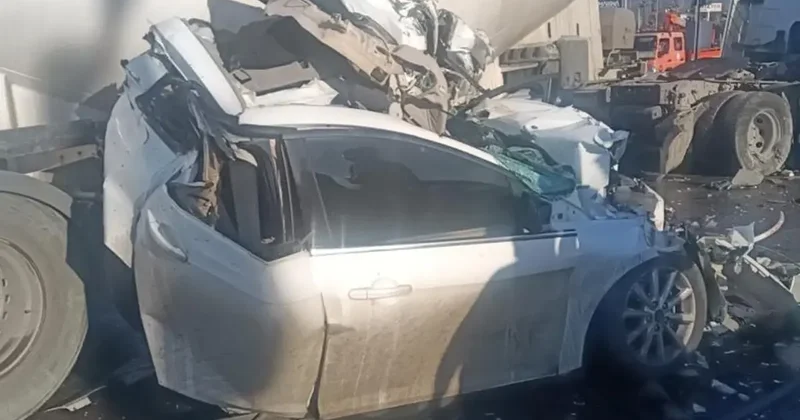 Mersin de Feci Kaza: Otomobili Tır Ezdi