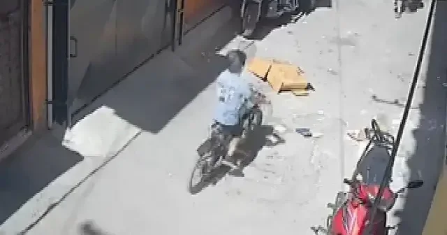 Adana’da yürekleri ağza getiren anlar: Kartonun altında oyun oynayan çocuk ölümden döndü VİDEO İZLE