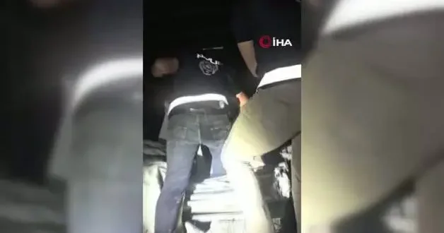 Düzensiz göçmenler aracın öyle yerine saklanmış ki! Görenler şaştı kaldı