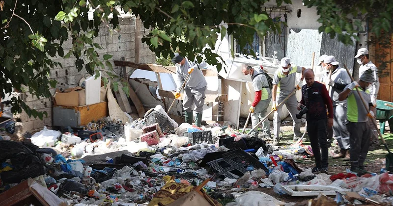 Antalya da 8 evden tonlarca çöp çıktı