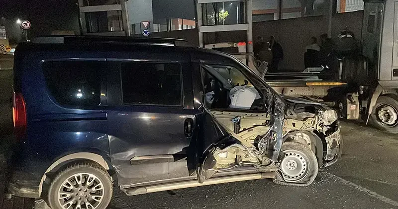 Sarıyer’de park halindeki TIR a çarpan hafif ticari aracın sürücüsü kaçtı