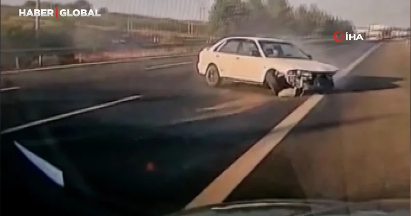 Kontrolden çıkan otomobilin bariyerlere çarpma anı görüntülendi