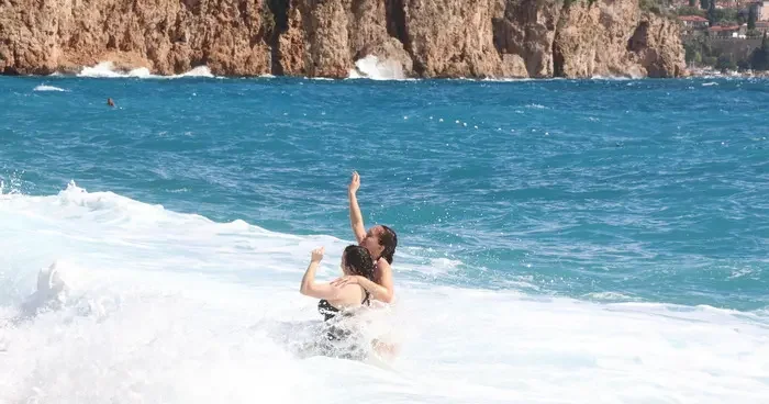Antalya da yabancı turistler dalgalara rağmen denize girdi