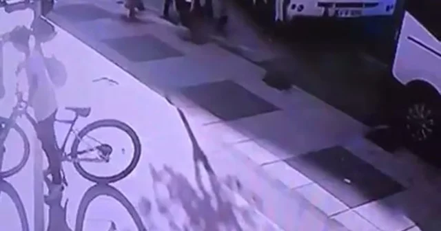 Servis aracı şoförünün motokuryeye tekme ve yumruklu saldırısı kamerada Kocaeli Haberleri