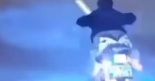 D 100 de motosikletle tehlikeli hareketler kameraya yansıdı VİDEO İZLE