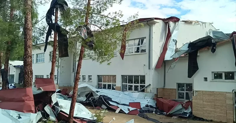 Öğrenciler dersteyken fırtına nedeniyle okulların çatısı uçtu! Eğitime 2 gün ara verildi