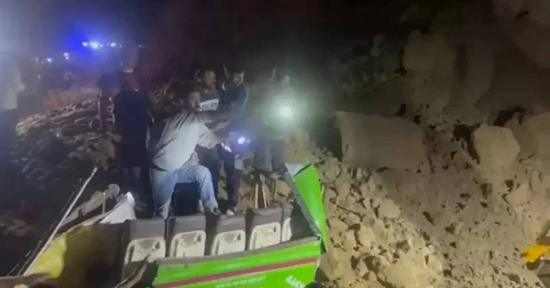 Heyelan otobüsü yuttu... Hindistan’da toprak kayması 15 can aldı!