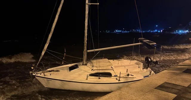 Balıkesir de lodos, tekne ve yelkenlileri karaya sürükledi Balıkesir Haberleri