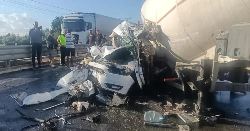 Mersin’de feci kaza: Tır, otomobili ezdi, sürücü saniyeler içinde kurtuldu