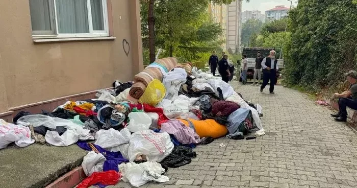 Karabük te bir evden kamyon dolusu çöp çıktı