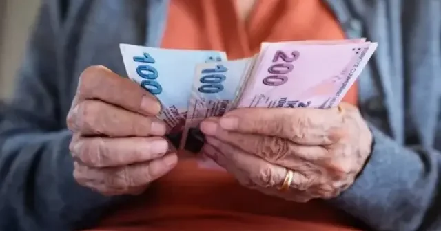 Ekim ayı yaşlı ve engelli aylıkları hesaplara yatırılmaya başlandı Ekonomi Haberleri