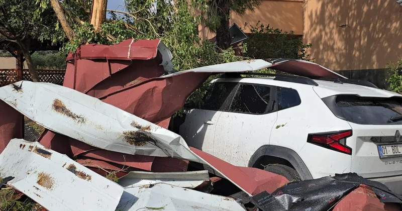 Adana da fırtına nedeniyle uçan okul çatısı araçlara zarar verdi