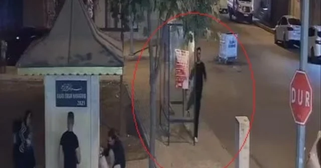 Otobüs durağının camını tekmeyle kırdı; olay kamerada Elazığ Haberleri