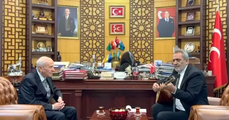 Yavuz Bingöl, Bahçeli ye bağlama hediye etti