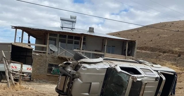 Yağış nedeniyle yoldan çıkan kamyonet takla attı: 1 ölü, 1 yaralı Adana Haberleri