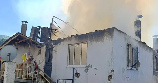 Kütahya da çıkan yangında 2 ev kullanılmaz hale geldi Kütahya Haberleri