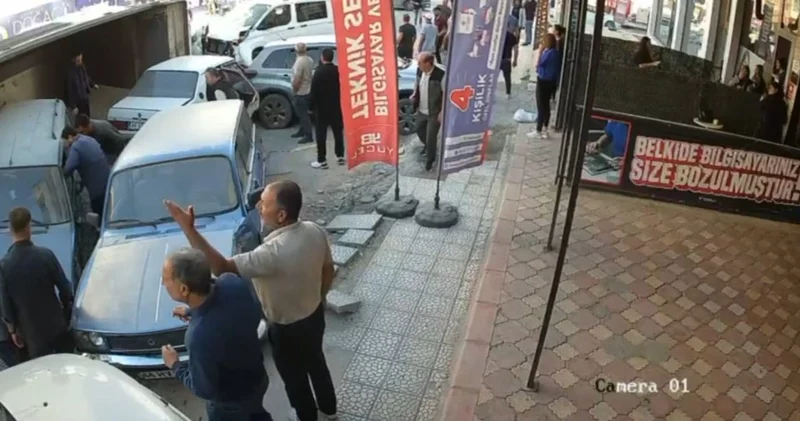 Freni boşalan kamyon sokağı savaş alanına çevirdi! 15 araca çarptığı kaza kamerada