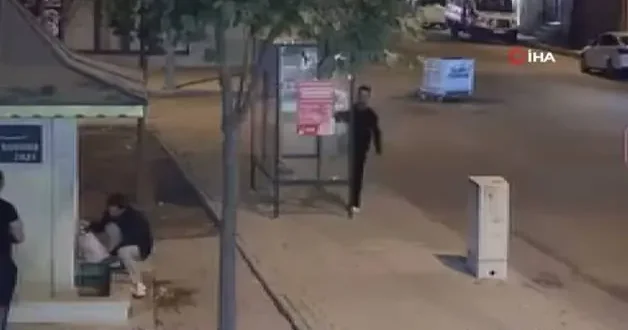 Şehir magandası otobüs durağının camını kırdı