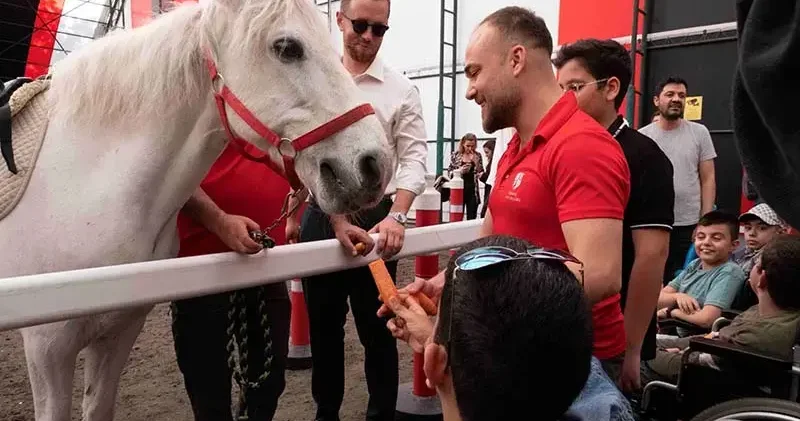 Atlar ve özel çocuklar arasında gönül köprüleri kuruldu