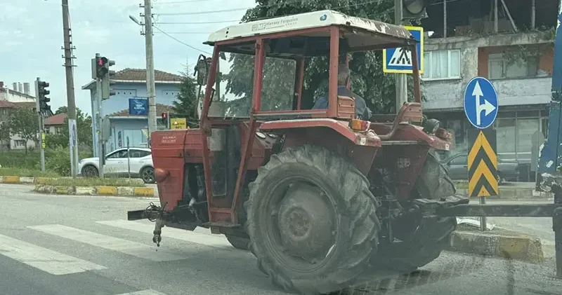 D 100 Karayolunda3 tekerlekli traktör dikkat çekti