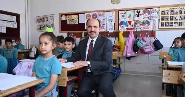 Konya haberleri Başkan Altay, 3 farklı okulda öğrencilerle bir araya geldi 09 Mayıs 2025