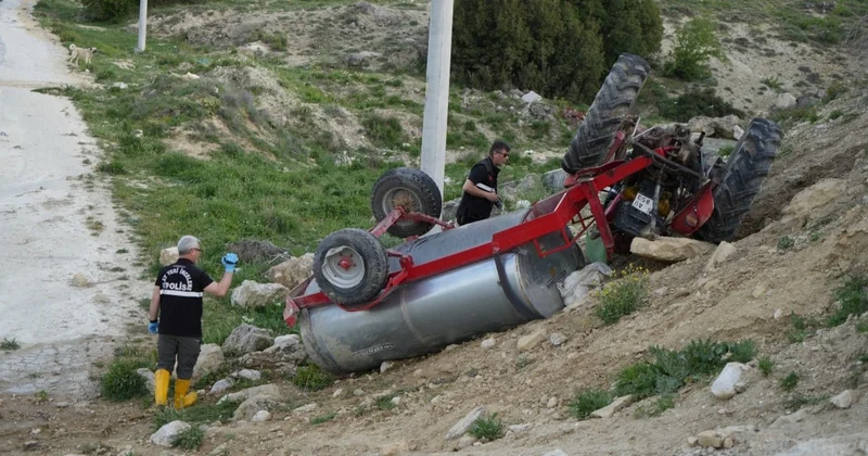 Burdur da feci kaza! Traktör şarampole yuvarlandı, sürücü hayatını kaybetti Sözcü Gazetesi